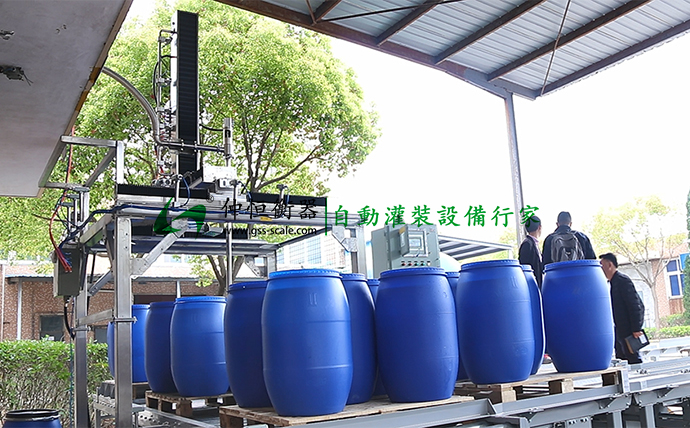 GAF-1500型200L*4桶 IBC噸桶自動(dòng)灌裝線現(xiàn)場調(diào)試2