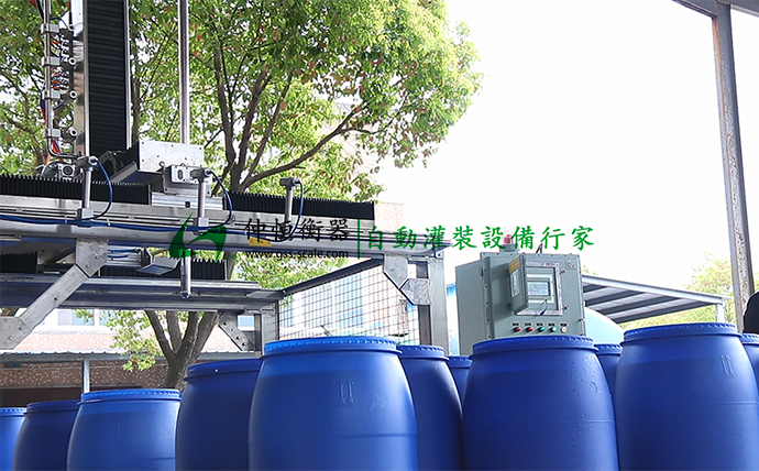 GAF-1500型200L*4桶 IBC噸桶自動(dòng)灌裝線現(xiàn)場調(diào)試3