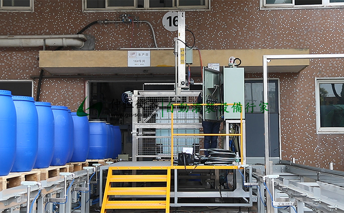 GAF-1500型200L*4桶 IBC噸桶自動(dòng)灌裝線現(xiàn)場調(diào)試6